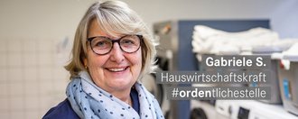 Hauswirtschaftskraft mit kurzen  blonden Haaren laechelt freundlich in die Kamera